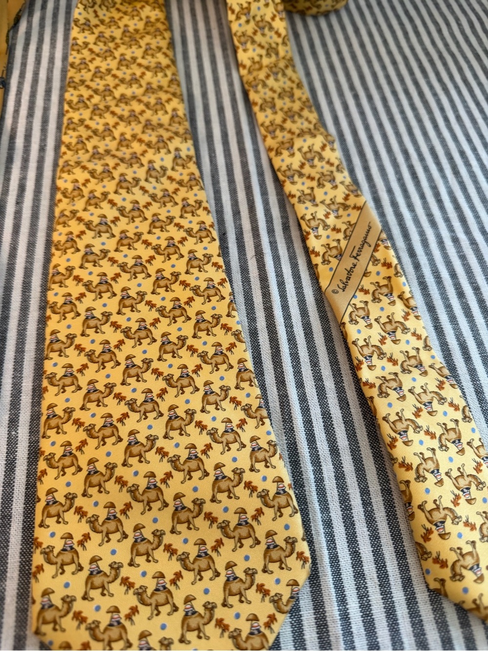 3 Salvatore Ferragamo Silk Yellow Patterned Men's Tie - Classic Elegance - Picture 2 of 4
